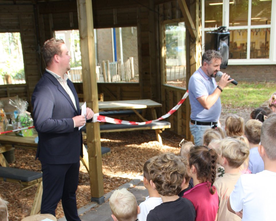Wethouder en directeur basisschool openen buitenlokaal