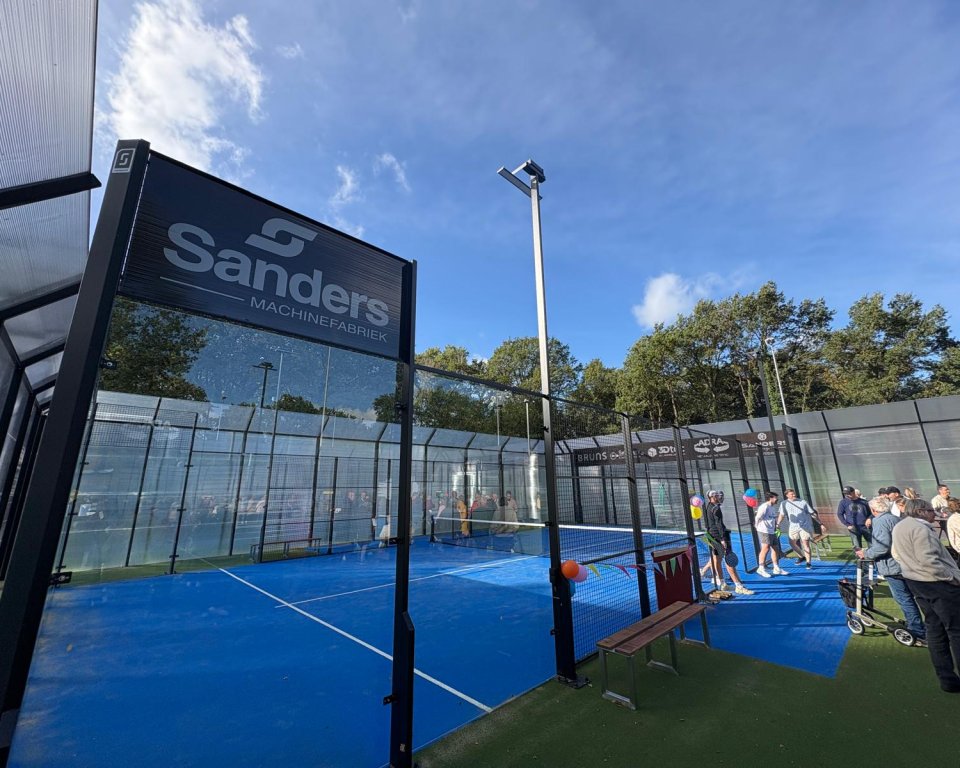 Foto van de nieuwe padelbaan in Westerhoven