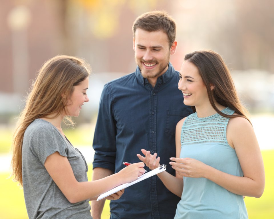 Twee dames en een heer in gesprek met elkaar