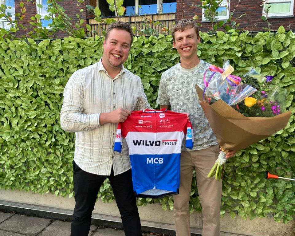 Wethouder Bjorn Aarts met Rens Vermeulen en shirt en bloemen