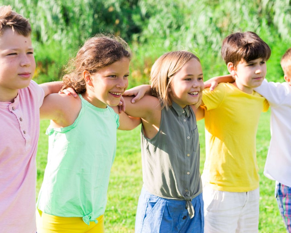 Kinderen houden elkaar vast