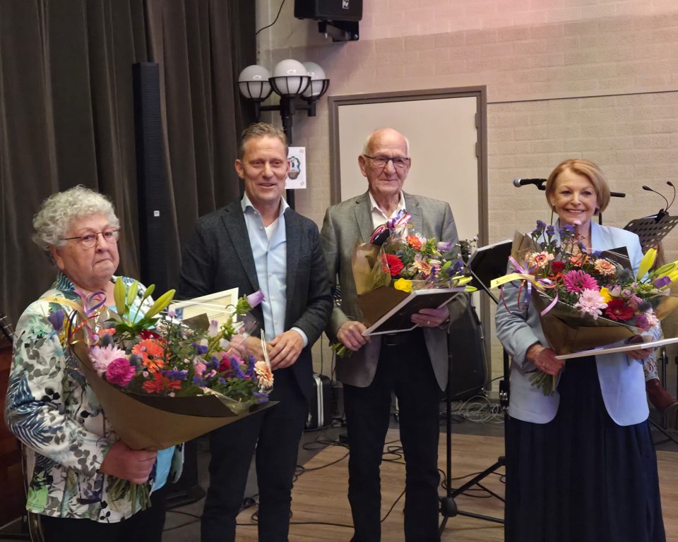 Groepsfoto van wethouder Mathijs Kuijken met drie bestuursleden van het Teutenkoor