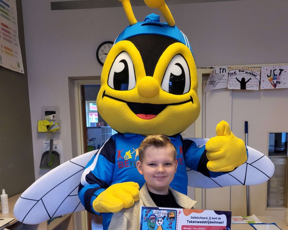 Mexx Gerritsen en de mascotte Bee van Bergeijk Active met de prijs in handen