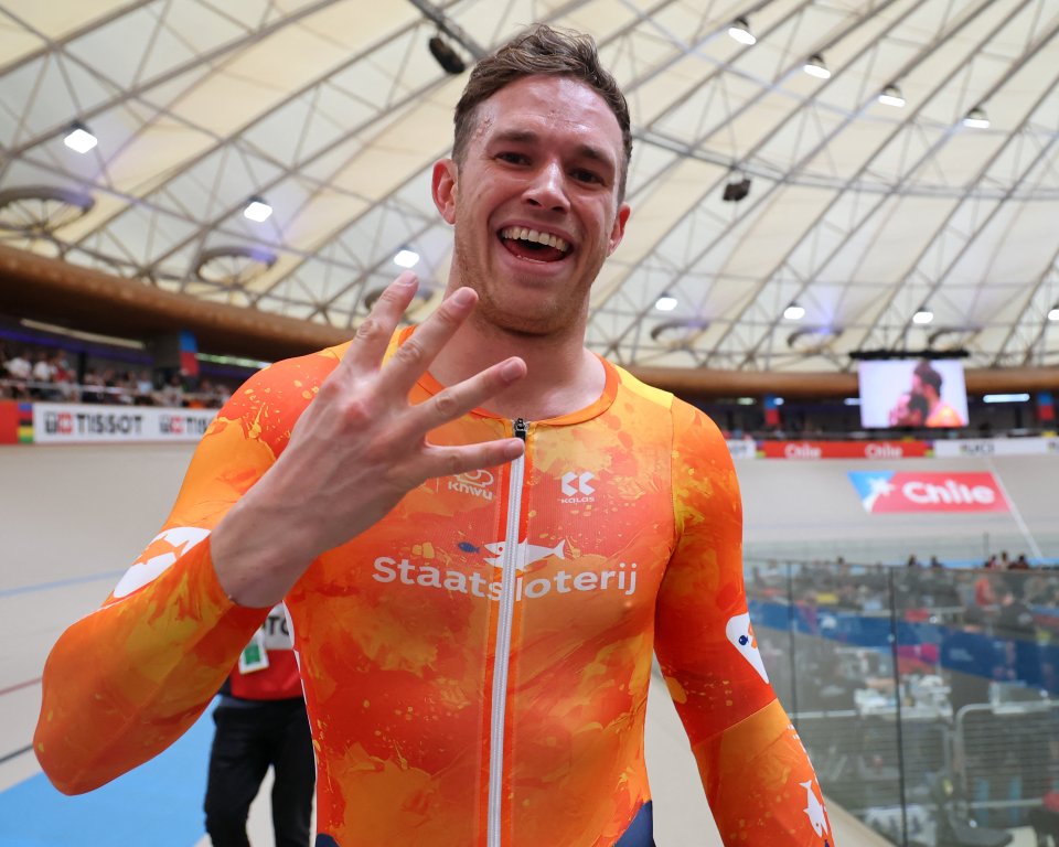Harrie Lavreysen steekt vier vingers in de lucht op de baan van het baanwielrennen