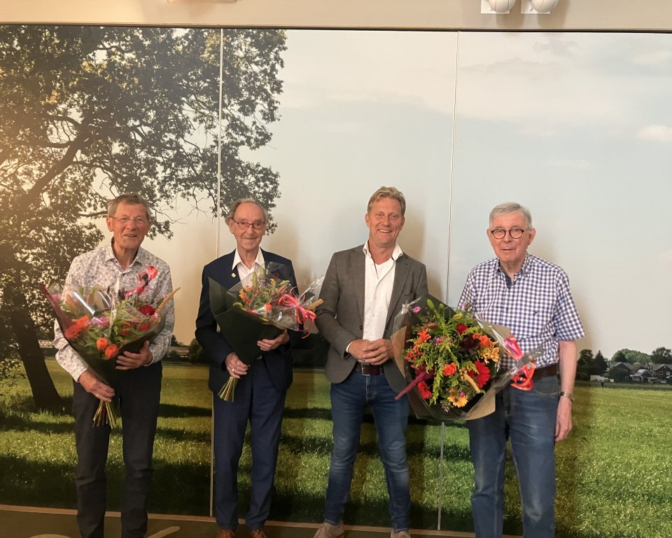 Wethouder Mathijs Kuijken, Johan Biemans, Kik de Nooijer en Daniel Vangheluwe met bloemen in de handen