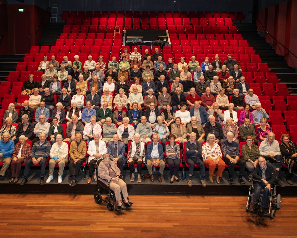 Bruidsparen zitten allemaal in de zaal bij de Kattendans.