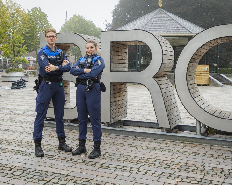 Twee boa's staan op het Hof bij de letters van Bergeijk