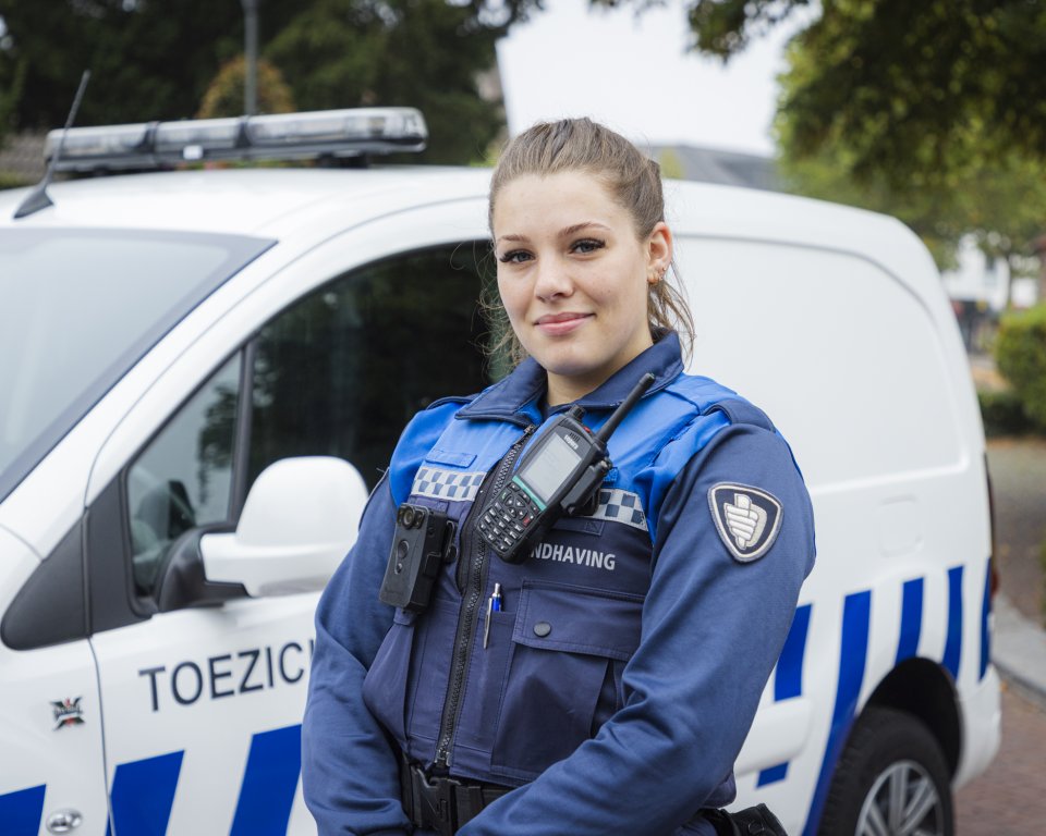 Boa staat bij de handhavingsauto