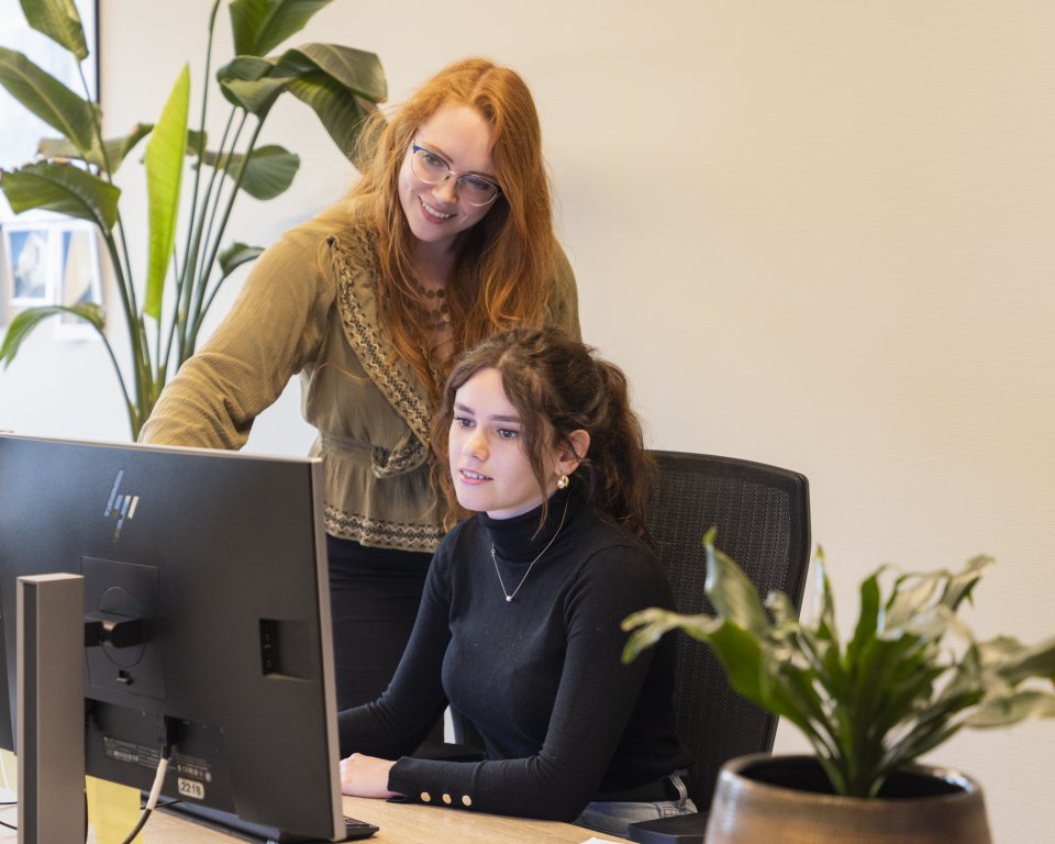 Twee collega's in overleg