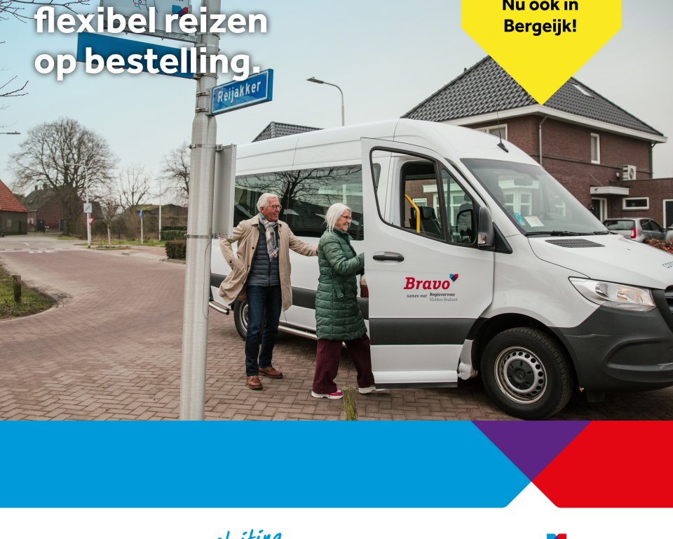 Twee ouderen stappen in de taxi bus