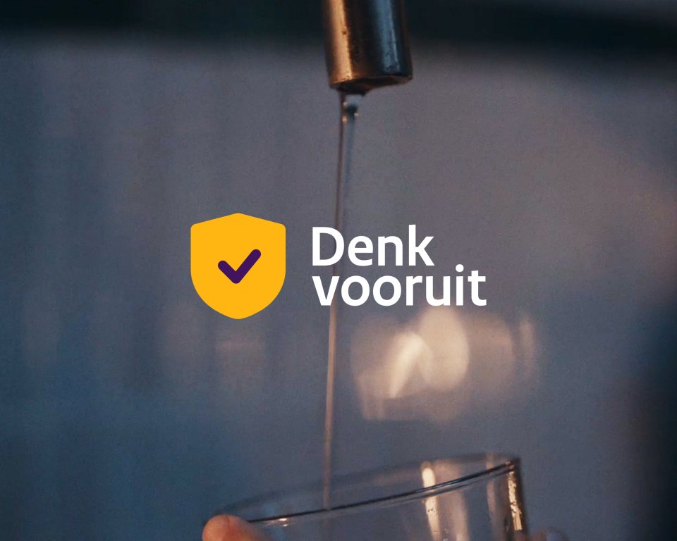 Glas water wordt er onder de kraan gehouden