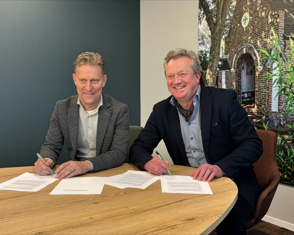 Wethouder Mathijs Kuijken aan tafel met Bosgroep Zuid Nederland ondertekenen overeenkomst