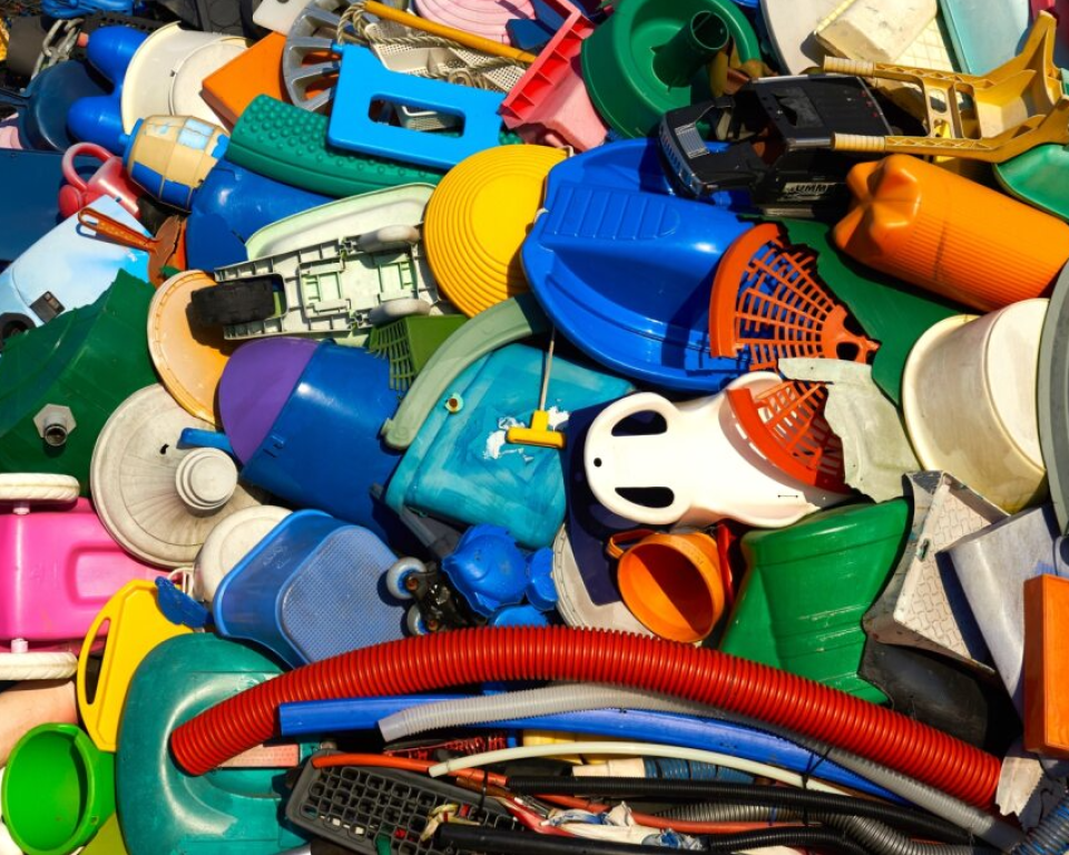 Diverse plastic spullen op een hoop