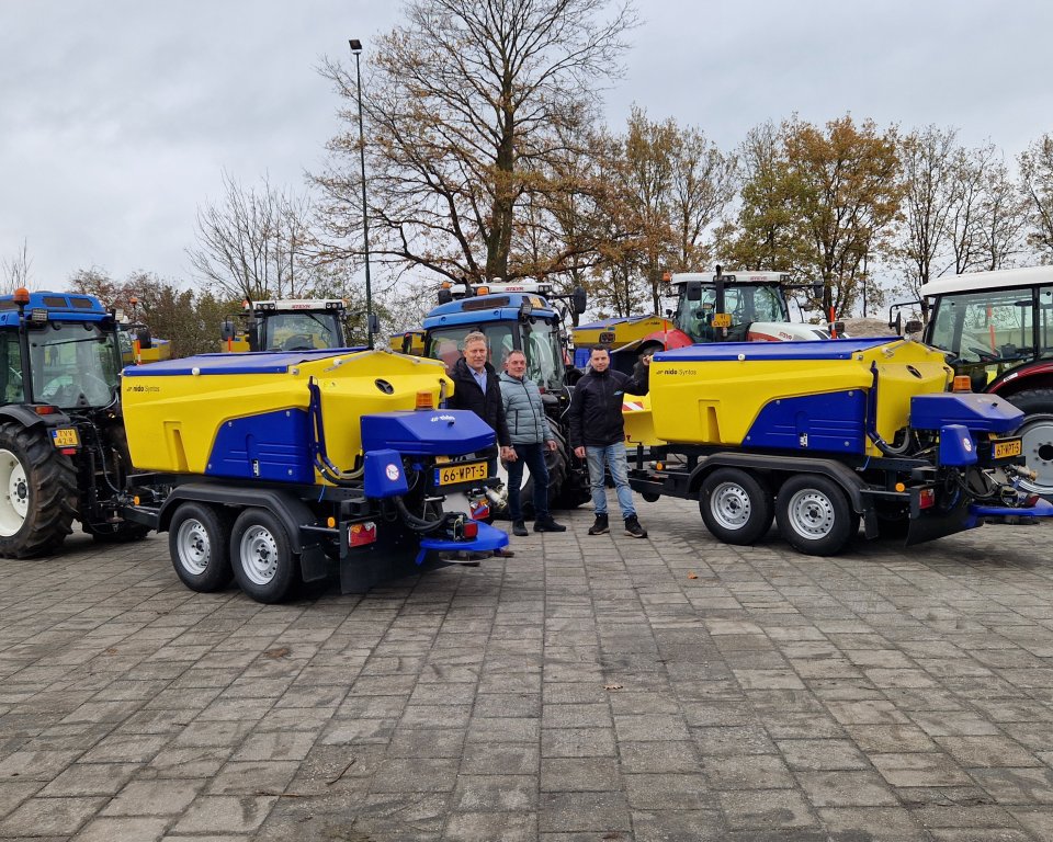 Collega's gemeente Bergeijk staan bij de strooiwagens