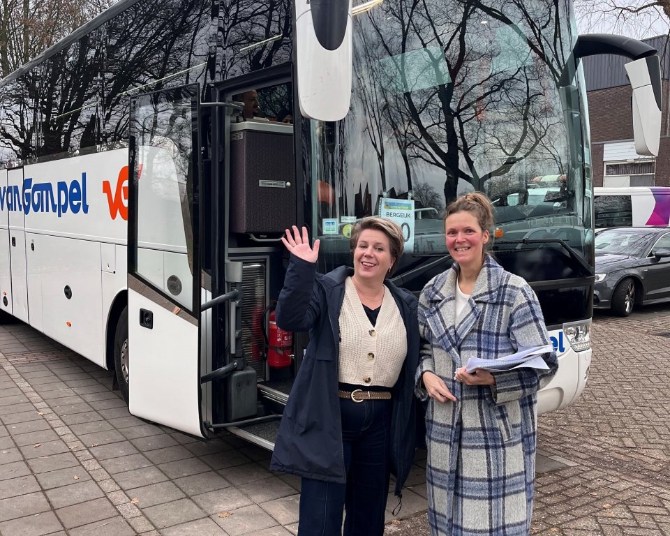 Wethouder Lindy Wijnen staat voor de van Gompel bus