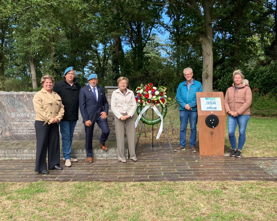 Burgemeester Wilma Delissen, wethouder Lindy Wijnen en veteranen Johan en Richard legden een krans bij monument Poort der Bevrijding