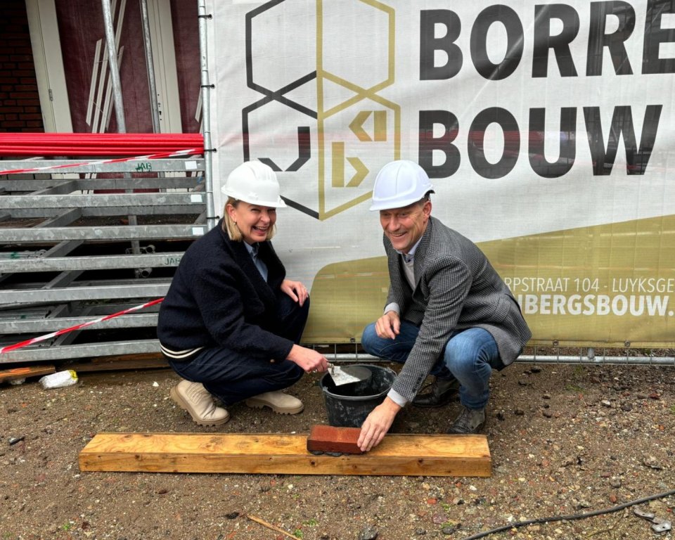 Wethouder Mathijs Kuijken legt de eerste steen bij de bouwplaats van de nieuwe woonzorgvoorziening.
