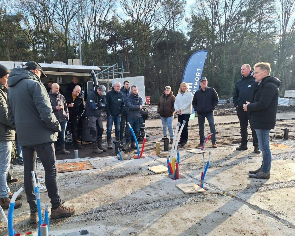 Wethouder Mathijs Kuijken op de bouw bij de Hooge Berkt
