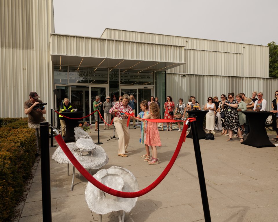 Burgemeester Wilma Delissen knipt lintje door bij opening kunstwerk Kattendans