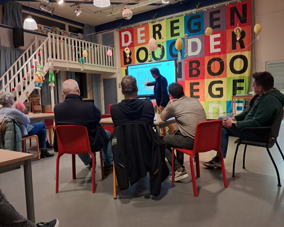 Omwonenden bezoeken inloopavond basisschool Regenboog