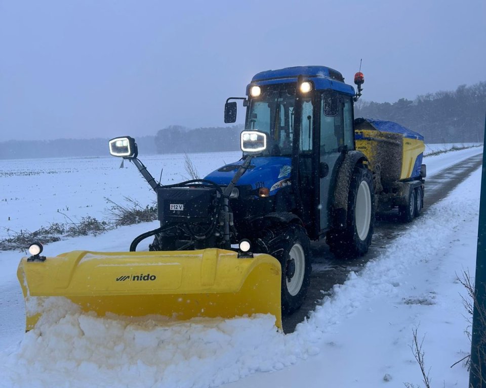 Sneeuwschuiver in de sneeuw