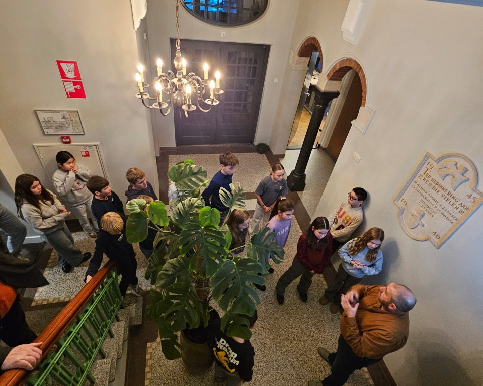 Kinderen staan in het gemeentehuis bij elkaar