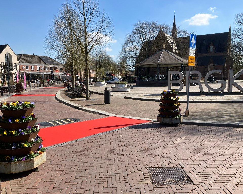 De letters BRGK op het hof met de rode loper erbij