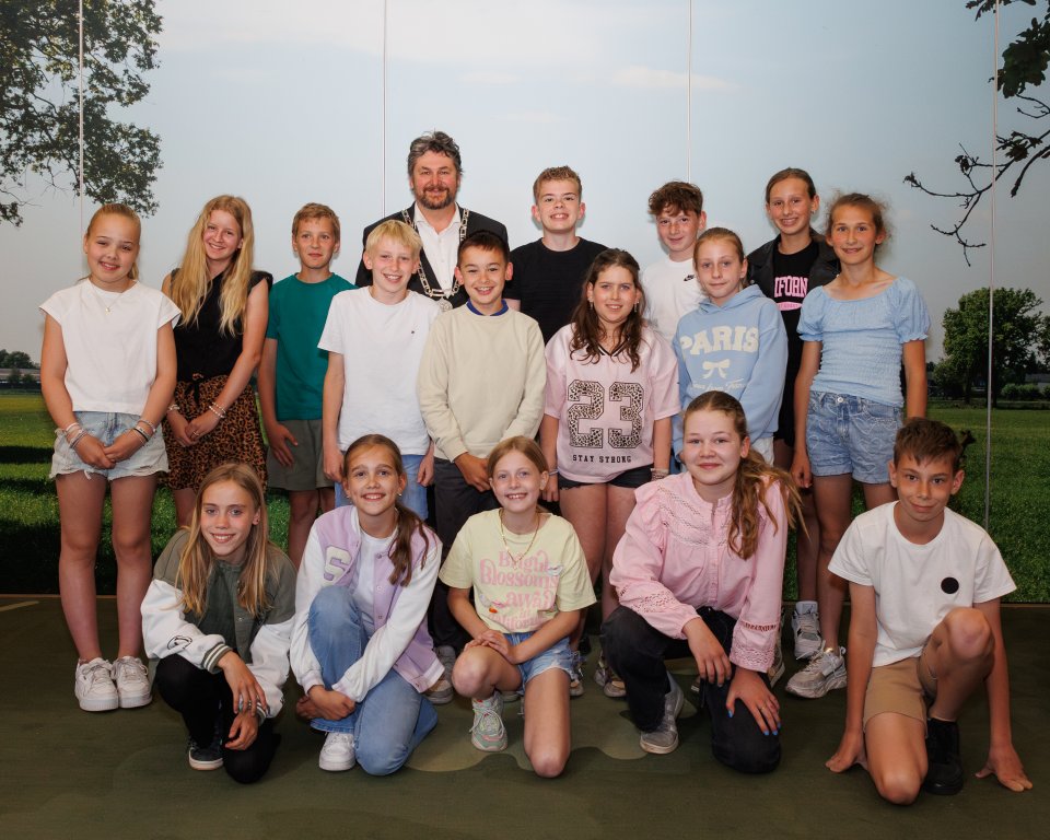 Jeugdgemeenteraadsleden met wethouder Marko van Dalen op een groepsfoto