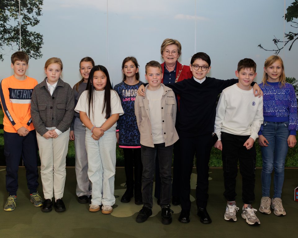 Burgemeester Wilma Delissen staat met de 9 jeugdleden bij elkaar