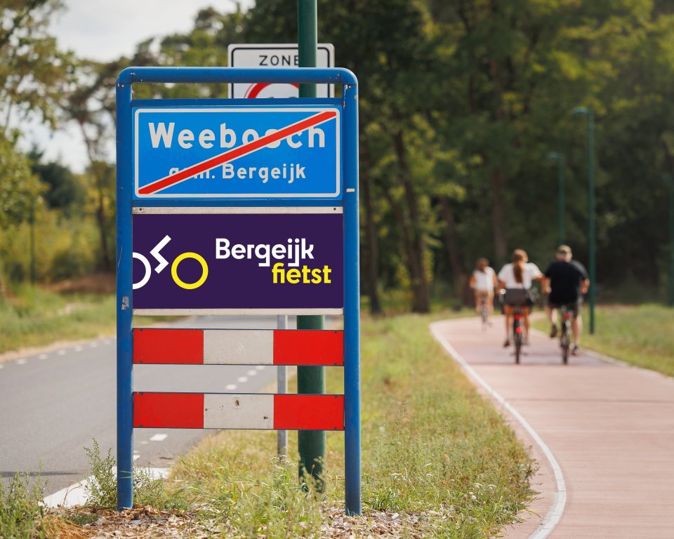 Kombord einde Weebosch met daaronder een bord Bergeijk Fietst