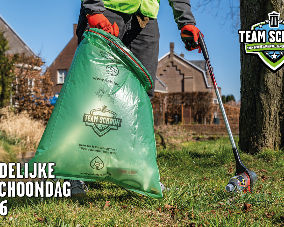 Iemand met een plastic zak en een knijper is afval aan het verzamelen