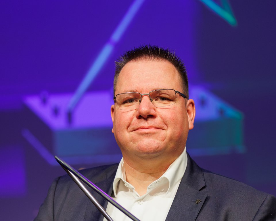 Leo Theuws met de prijs in de handen van ondernemer van het jaar Bergeijk