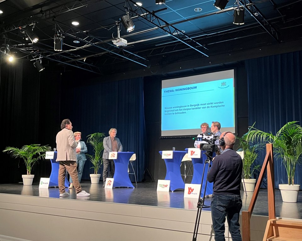 Lijsttrekkers staan op het podium