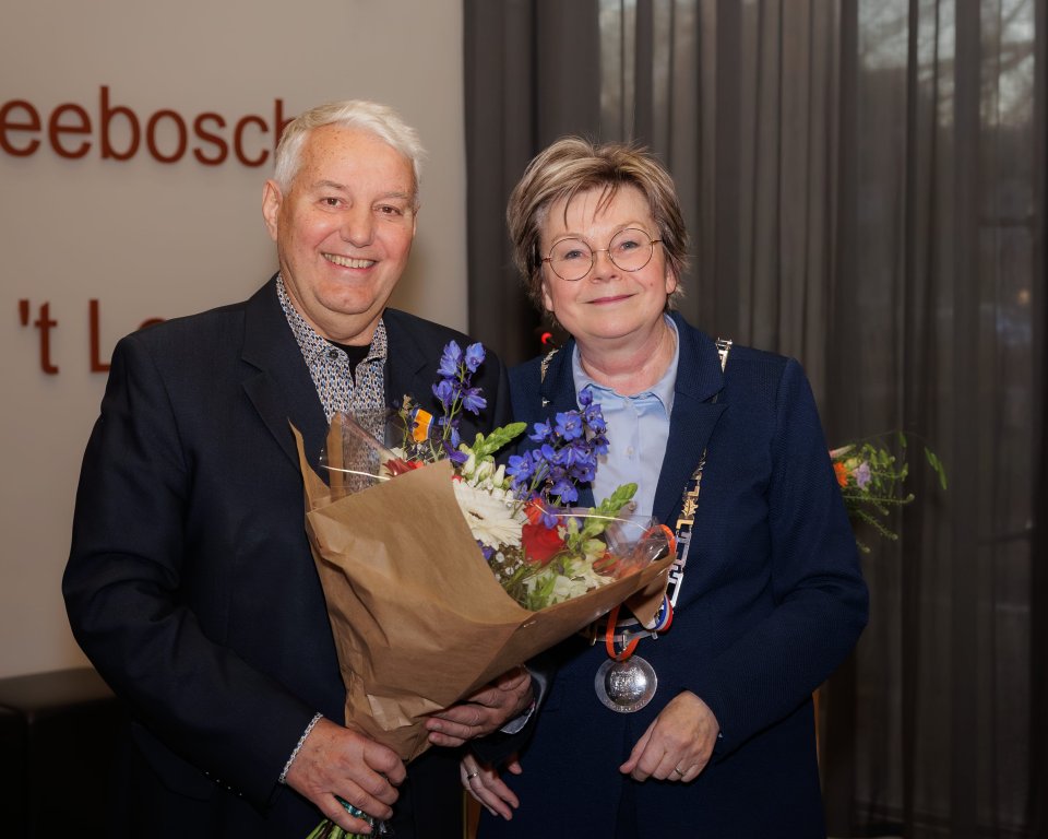 Mark Verhoeven en burgemeester Wilma Delissen samen met een bloemetje op de foto