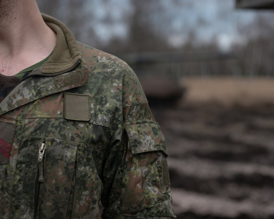 Een militair in uniform, gedeeltelijk afgebeeld