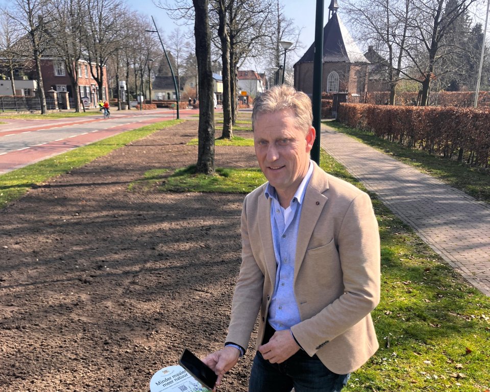 Wethouder Mathijs Kuijken bij het eerste bordje waar minder gemaaid zal worden