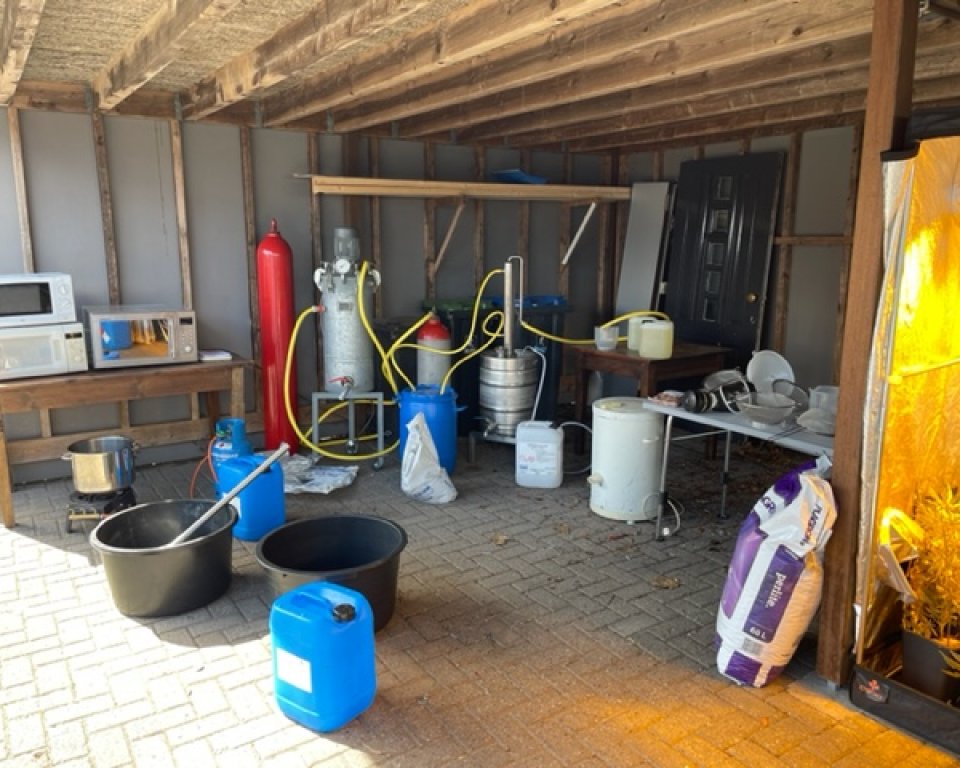 Tonnen en emmers in een garage