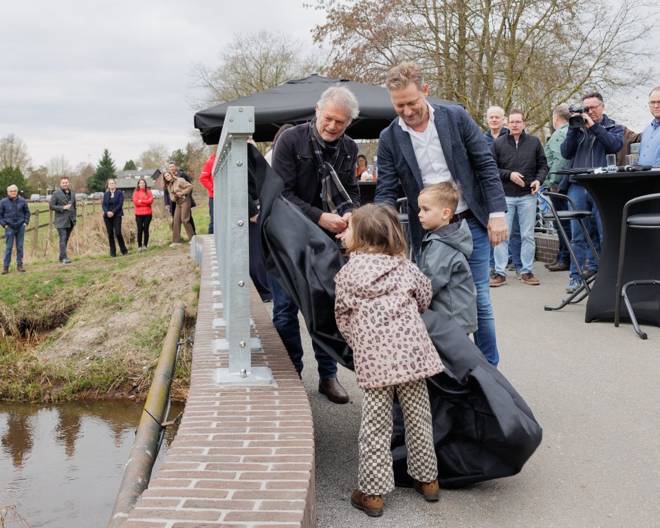 Wethouder Kuijken onthult een brugleuning samen met kinderen en bezoekers
