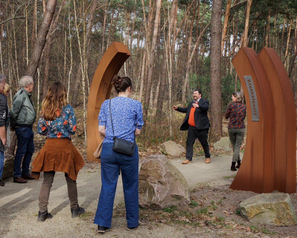 Wethouder Marko van Dalen staat met bezoekers bij het kronkelpad