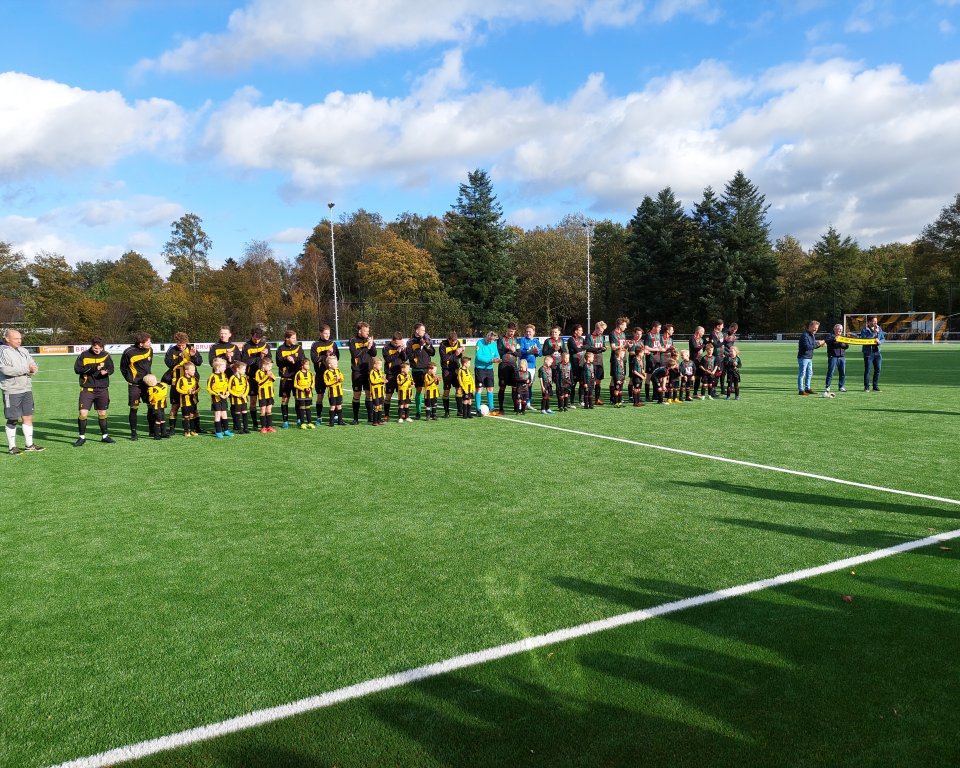 Voetbalteam staat op een rij op het kunstgrasveld bij ZSC Westerhoven