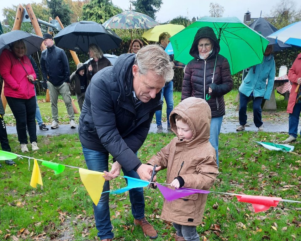Wethouder Mathijs Kuijken knipt vlaggenlijn door met kindje