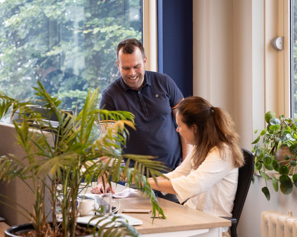 2 collega's met elkaar in overleg
