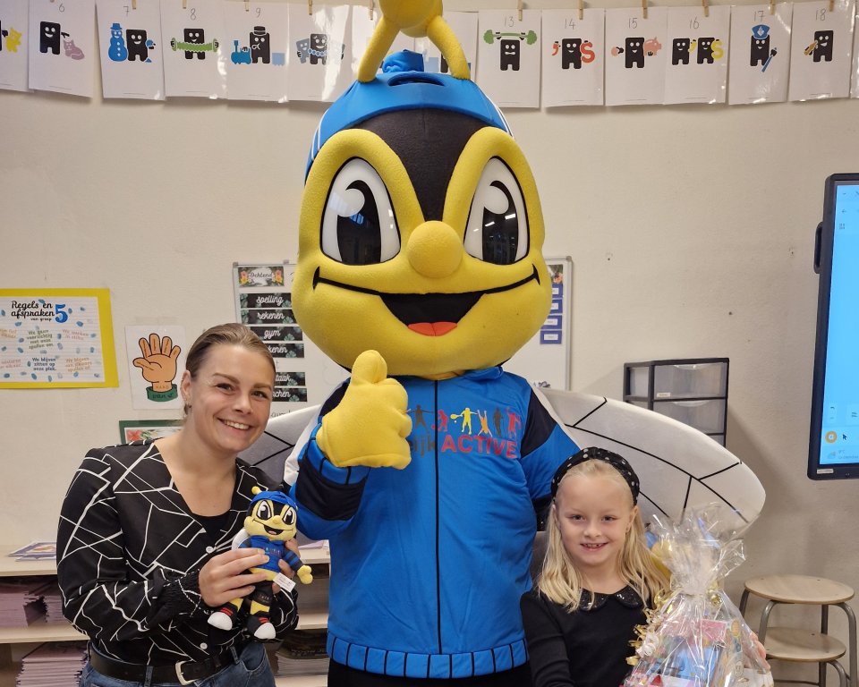 Mascotte Sjors Sportief met de prijswinnares met de prijs in de handen