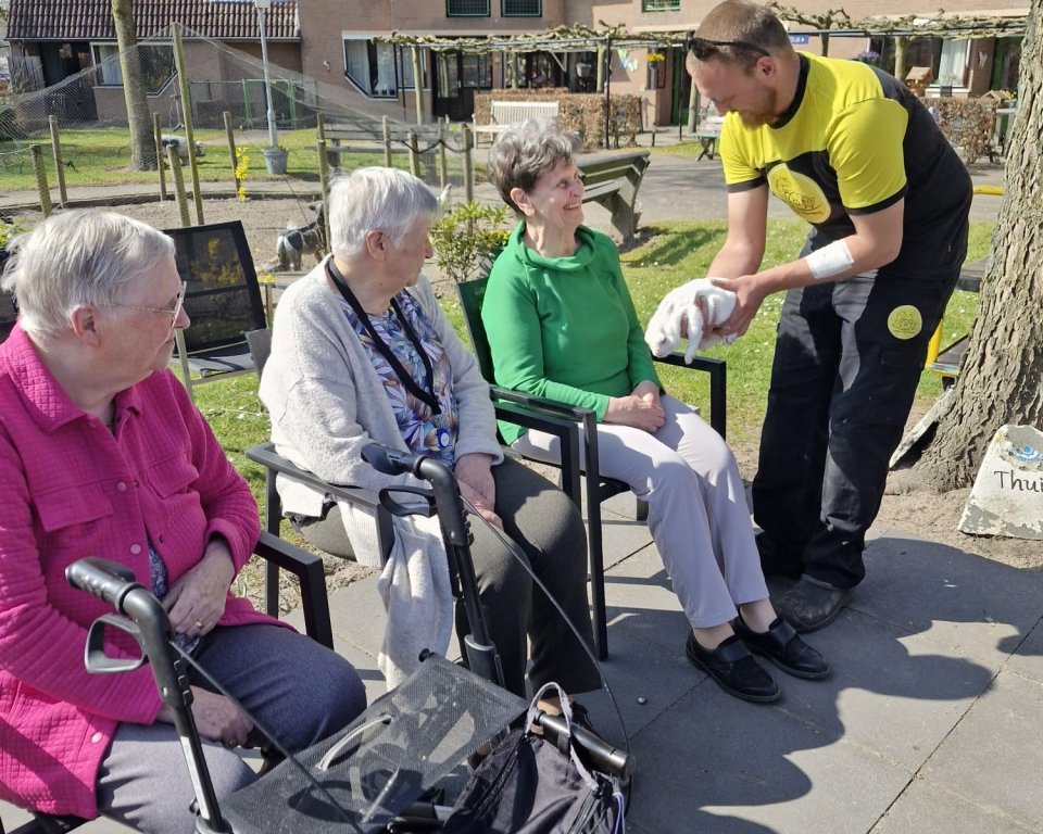 Ouderen zitten buiten in het zonnetje op een stoel
