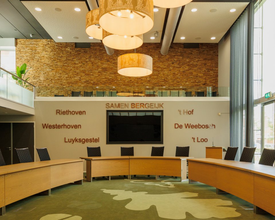 Raadzaal van de gemeente Bergeijk met op de muur 'Samen Bergeijk' Riethoven, Westerhoven, Luyksgestel, 't Hof, De Weebosch en 't Loo