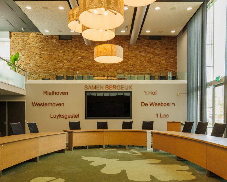 Raadzaal van de gemeente Bergeijk met op de muur 'Samen Bergeijk' Riethoven, Westerhoven, Luyksgestel, 't Hof, De Weebosch en 't Loo