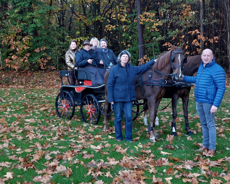 Wethouder Marko van Dalen zit op de wagen met paard