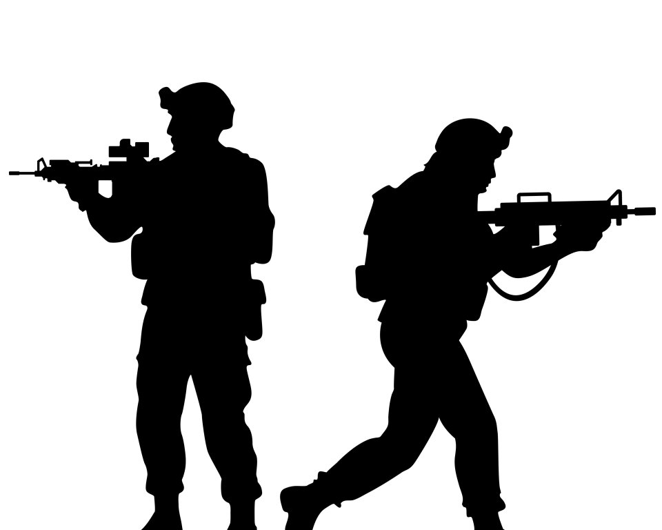Silhouetten van 2 militairen met geweren in de hand