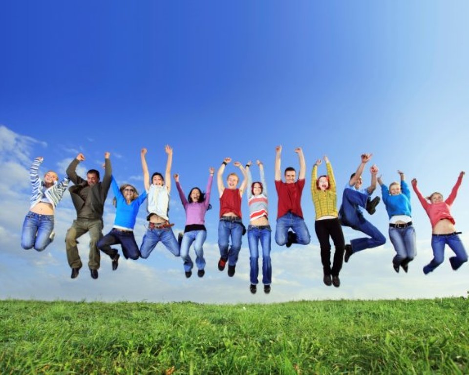 Tieners die in de lucht springen 