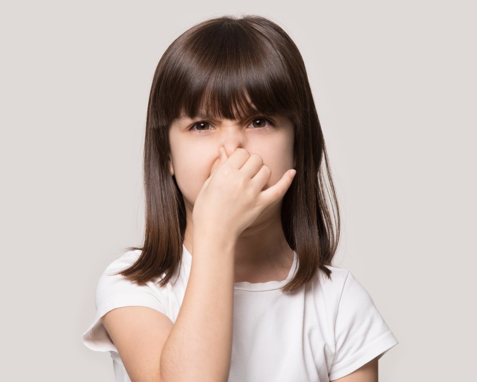 Kindje knijpt haar eigen neus dicht in verband met geuroverlast